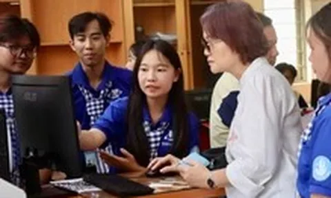 'Mùa hè số' hỗ trợ người dân cài ứng dụng, làm thủ tục trực tuyến
