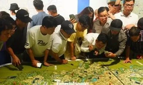 Hàng nghìn người chen chân xem triển lãm Quy hoạch tổng thể Thủ đô tầm nhìn 100 năm