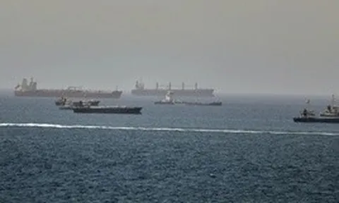 Tàu dầu bốc cháy gần Hormuz, Mỹ cáo buộc Iran là thủ phạm