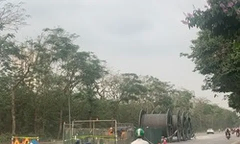 Rào chắn nhiều đoạn trên Đại lộ Thăng Long để thi công nút giao Vành đai 3,5
