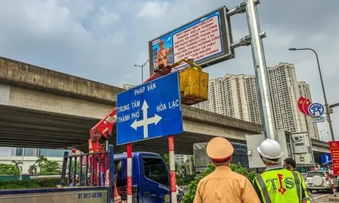 Người dân Hà Nội có thể theo dõi ùn tắc, ngập úng qua hàng chục màn hình LED trên đường