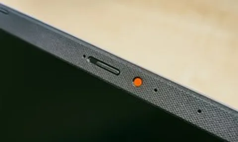 Chấm đỏ bí ẩn trên webcam laptop: Đừng vội hoảng sợ nghĩ mình đang bị theo dõi!
