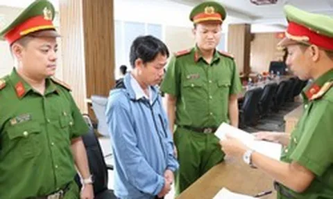Thi hành lệnh bắt tạm giam cán bộ phòng giáo dục Nguyễn Văn Chương 43 tuổi