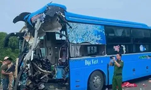 Xe khách lao vào xe tải trên cao tốc, lái xe tử vong, 5 người bị thương
