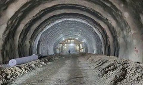 Khối đá lớn rơi xuống, hầm cấp đặc biệt dài 3.200m lóe sáng, 1.000 người Việt Nam vỡ òa vì thành công lớn