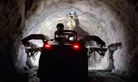 Hàng nghìn kỹ sư, công nhân Việt Nam xẻ núi xây “quái vật ngầm” 21.100 tỷ đồng, cao bằng toà nhà 17 tầng trong lòng núi
