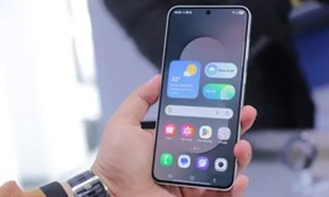 Cầm điện thoại nhiều có gây biến dạng ngón út?