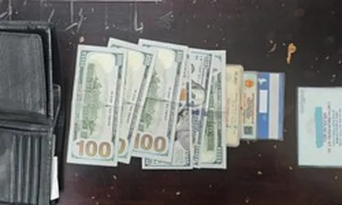 Phát hiện 6 tờ tiền mệnh giá 100 USD trong chiếc ví ở chân cầu Tham Lương, người đàn ông ở TP.HCM nhanh chóng báo công an