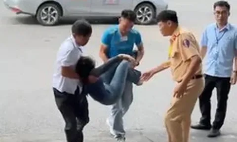 Đạt 90 điểm sát hạch lái xe, nữ học viên bất ngờ ngất xỉu