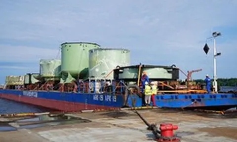 Phát hiện tàu di chuyển liên tục 16 ngày, vượt 2.000 km, thực hiện nhiệm vụ quan trọng cho siêu công trình lớn nhất nhì nước Nga