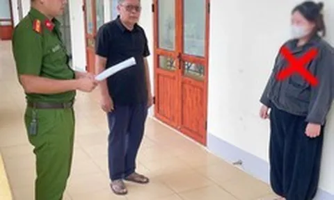 Thi hành lệnh bắt tạm giam nữ nhân viên giao hàng sinh năm 2001