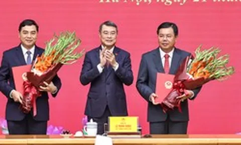Thủ tướng trao quyết định giao Quyền Bộ trưởng Bộ Nội vụ; bổ nhiệm Thứ trưởng Thường trực Bộ Dân tộc và Tôn giáo