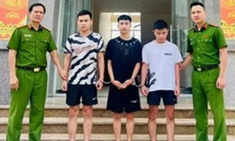 Kiểm tra nhà, công an tạm giữ hình sự Bạch Ngọc Bính và 2 thanh niên