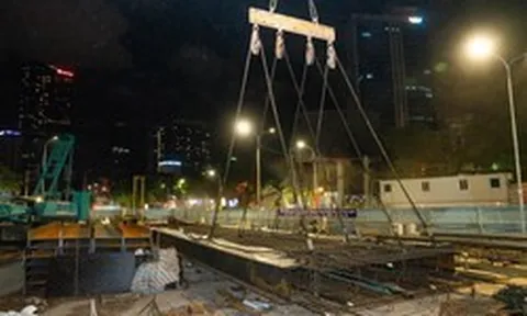 Metro số 5 Hà Nội hạ thành công lồng thép 38,5 tấn đầu tiên tại ga ngầm Vành đai 1
