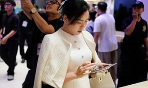 Không khí nô nức trong ngày đầu mở đăng ký trải nghiệm sớm Galaxy Z Fold8