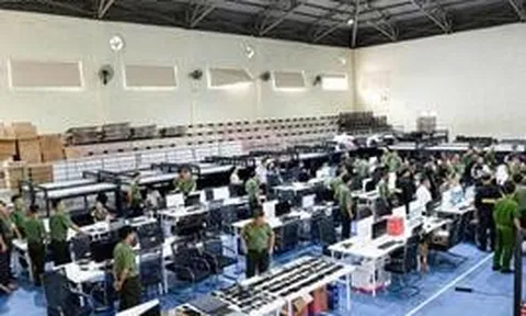 Nhóm lừa đảo xuyên quốc gia bị phát hiện vì... "quá ồn ào": Khám xét khẩn cấp đại bản doanh, tạm giữ 73 bộ máy tính, 134 ĐTDĐ, 34 USB