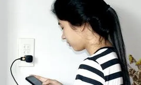Lời khuyên cho những người vừa sử dụng điện thoại vừa sạc pin