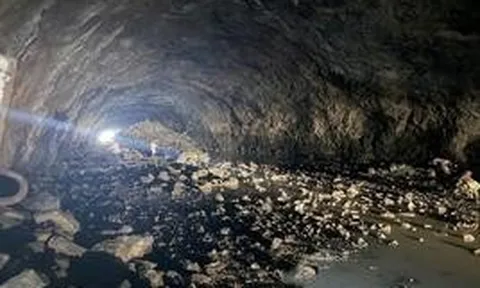 Khối đá lớn đổ sập, hầm duy nhất Việt Nam trải bê tông nhựa toàn bộ lóe sáng, 1.500 người hò reo vì thành công lớn