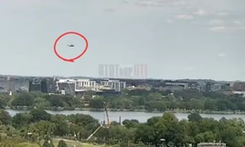 Cận cảnh siêu trực thăng của ông Trump bay gần máy bay chở khách