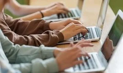 Giáo viên cài 'bẫy ẩn' trong bài thi, phát hiện gần như cả lớp dùng AI gian lận