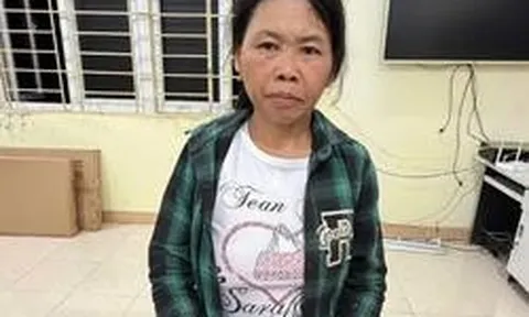 Kiểm tra tủ đựng bát, đĩa trong nhà, công an bắt Sùng Thị Dụ 47 tuổi