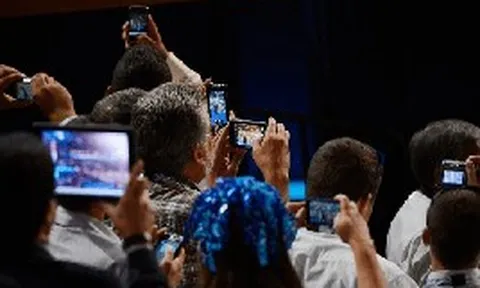 Người Nga ai cũng có "smartphone đút túi" nhưng có một điều kỳ lạ đang diễn ra