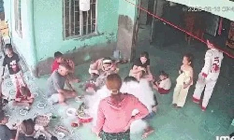 CLIP: Bếp gas mini phát nổ thành quả cầu lửa giữa nhóm người đang ăn lẩu