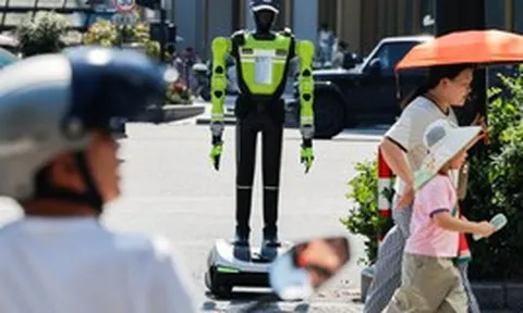 Trung Quốc đưa robot cảnh sát xuống đường: không trang bị súng, không có quyền bắt giữ, chỉ điều tiết giao thông