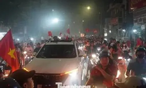 Người Hải Phòng đốt pháo sáng rực phố ăn mừng chiến thắng