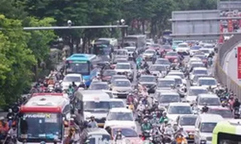 Dòng xe nhích từng mét rời Hà Nội