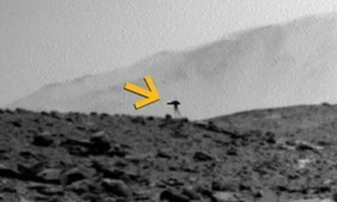 Vật thể ba chân kỳ lạ trên Sao Hỏa do xe Curiosity chụp được và sự thật đằng sau bức ảnh