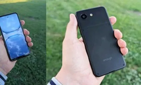 Điện thoại này tên là "Đủ": Nhỏ gọn như iPhone mini, pin tháo rời, có thẻ nhớ, đang cần 20.000 người góp vốn