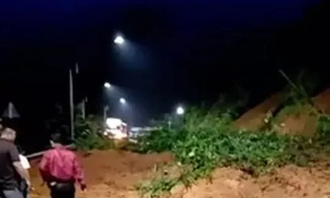 Mưa lớn, đất đá tràn xuống con dốc trên tuyến đường huyết mạch ở Đồng Nai