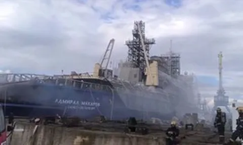 Tàu phá băng Đô đốc Makarov bốc cháy tại xưởng đóng tàu Kronstadt