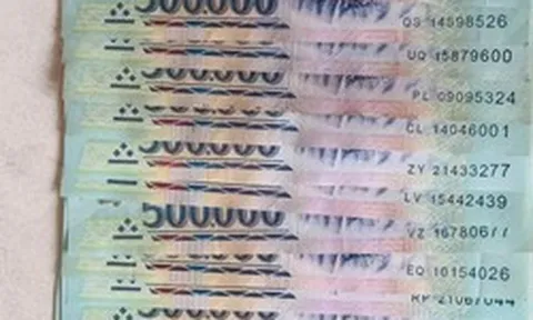 Người đàn ông nhặt được xấp tiền 500.000 đồng trên đường
