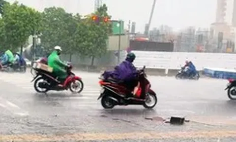 Vì sao Hà Nội mưa như trút, lốc sét?