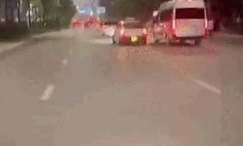 Hà Nội: Công an xác minh clip xe hợp đồng và xe taxi chèn ép nhau trên đường Giải Phóng