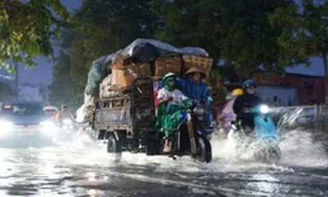 Mưa lớn kết hợp triều cường đạt đỉnh, người dân TP.HCM bì bõm lội nước về nhà