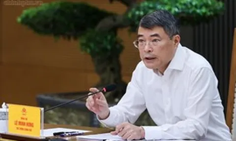 Thủ tướng: Kiểm soát chặt chẽ giá thành từ gốc với thuốc, thiết bị y tế; cương quyết loại bỏ mọi chi phí trung gian
