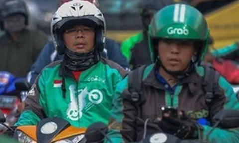 Sống trong ảo mộng tự do, tài xế Grab bị “còng tay” vào xe máy 16 tiếng/ngày: Bán phẩm giá để đổi lấy cái vote 5 sao