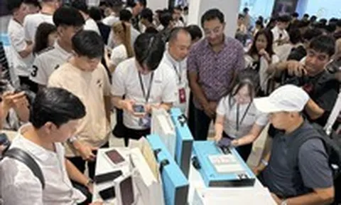 Ngày đầu mở bán iPhone 18: Tấp nập từ sáng sớm, hàng chục nghìn máy được giao