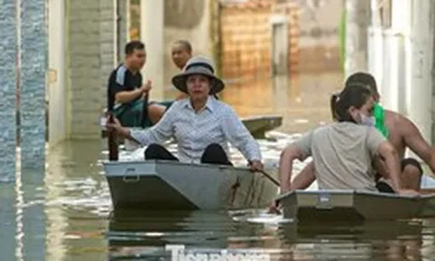 Đường biến thành sông, 'bến thuyền' xuất hiện giữa ngoại thành Hà Nội