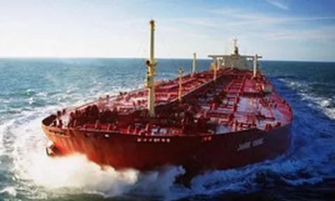 Nếu dựng đứng, siêu tàu này chỉ thấp hơn tòa Lanmark 81 gần 3m: Tác hại của việc quá to không phải ít