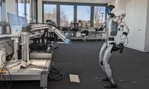 Robot hình người học làm thợ lợp mái: Đi trên mái dốc, cầm búa, bắn đinh