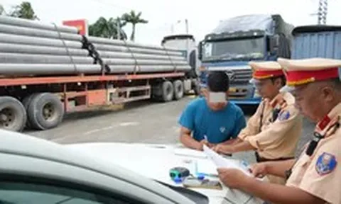 Phạt tài xế 77 triệu đồng vì chở cọc bê tông quá tải hơn 100%