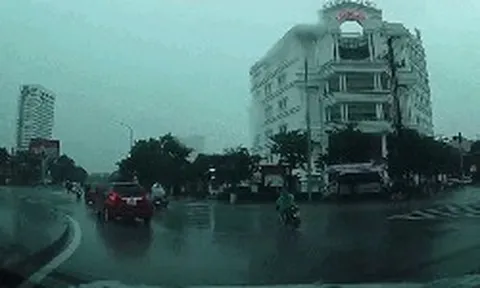 Tia sét tóe lửa đánh trúng người phụ nữ đi xe máy ở Nghệ An: Tình trạng nạn nhân