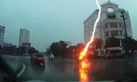 Vì sao người đi xe máy giữa đường dễ bị sét đánh trúng khi trời mưa dông?