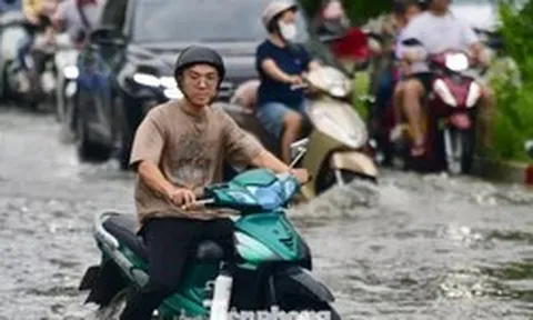 Nhiều tuyến đường ở TPHCM ngập sâu do triều cường