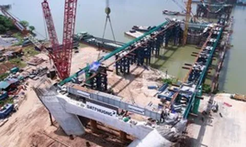 120 tấn kết cấu thép được đưa vào vị trí, "siêu cầu" vượt sông Hồng 16.200 tỷ đồng nối khu phố cổ với Long Biên bước vào giai đoạn quan trọng
