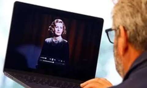 AI ‘hồi sinh’ nữ minh tinh Hollywood Greta Garbo để... đóng quảng cáo